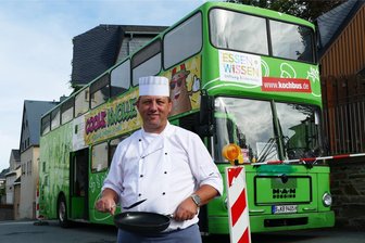 Kartoffelbus zu Gast in Wolkenstein: Grundschüler entdecken im Doppeldecker ihre Kochkünste - In seinem Doppeldecker hat Michael Weise den Wolkensteiner Grundschülern Appetit auf gesunde Ernährung gemacht.