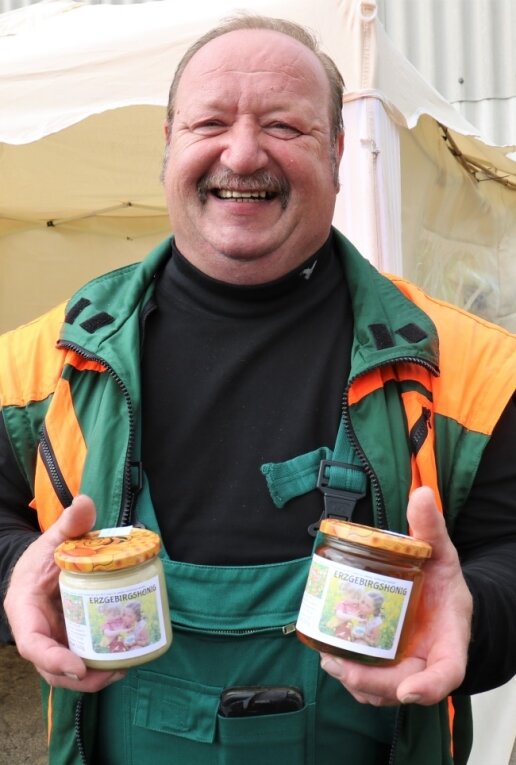 Kartoffelfest mit Knollen und Kilometern - Michael Heinrich aus Großwaltersdorf ist Inhaber einer Baumschule und Hobbyimker.