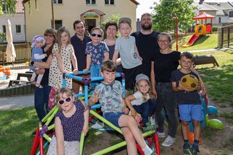Kartoffelkäfer-Kita in Weidensdorf bleibt offen: Wie die Eltern vorerst das Aus des Mini-Kindergartens verhindert haben - Die Eltern, deren Kinder die Außenstelle in Weidensdorf besuchen, freuen sich über einen Teilsieg. Das Domizil der „Kleinen Kartoffelkäfer“ wird im zweiten Halbjahr wieder geöffnet.