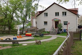 Kartoffelkäfer-Kita in Weidensdorf: Eltern sammeln 455 Unterschriften und bekommen Rückendeckung vom Ex-Bürgermeister - Blick zur Kindertagesstätte in Weidensdorf. Spielplatz und Außengelände wurden vor drei Jahren für 77.000 Euro erneuert.