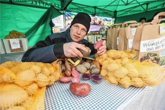 Kartoffeln für den Garten und Balkon - Züchter verraten in Chemnitz, wie es gelingt - Paul Borrmann von der Katzensteiner Agrar GmbH Zwönitz hat traditionelle und auch ungewöhnliche Sorten zum Pflanzen im Garten oder auf dem Balkon nach Chemnitz mitgebracht. 