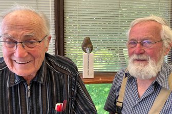 „Kartoffelpapst“ aus dem Vogtland wünscht sich ein Denkmal für die Knolle - Chronist Winfried Taubner (links) und Steinmetz Rainer Ballmann wollen ein Knollen-Denkmal.