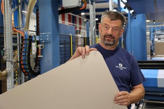 Kartonagenwerk Schwarzenberg investiert in „runde Ecken“ - Steffen Kunzmann ist Anlagenführer an der neuen Fräsmaschine der Firma Schumacher Packaging im Werk Schwarzenberg und zeigt, wie die Kartons am Ende aussehen müssen.