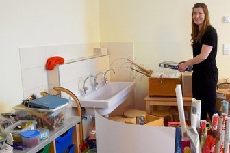 Kartons ohne Ende: So stemmten die Neumarker den Kita-Umzug - Patricia Schubert beim Einräumen des Kreativzimmers.