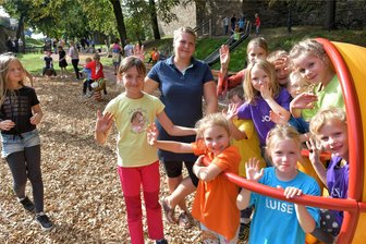 Karussell, Federschwinger, Hangrutsche, Wackelsteg: So schön ist der Spielplatz am Donatsturm in Freiberg - Kinder der Kita „Brummkreisel“ und vom Hort der Silbermannschule haben den neuen Spielplatz bereits getestet.