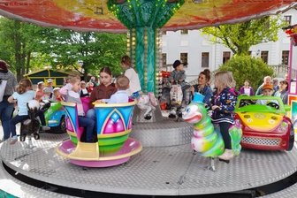 Karussells drehen sich fast ohne Unterbrechung - Beim Jubiläum "75 Jahre Kindergarten Bosenhof" in Neukirchen ging es ebenfalls rund.