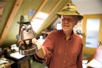Karzl aus dem Erzgebirge meldet sich mit 13. Episode zurück - Jürgen Huß aus Neudorf – hier mit der Kultfigur, die es seit 2020 auch aus Metall gibt.