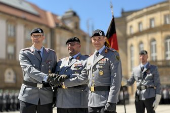Kaserne Frankenberg: Viel Zuversicht für den neuen Kommandeur - Hagen Ruppelt, André Abed und David Markus (v.l.) bei der Kommandoübergabe in Chemnitz.