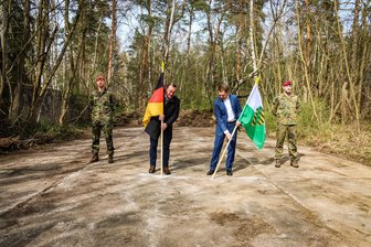 Kasernen-Neubau der Bundeswehr in Sachsen: Wann kommen die ersten Soldaten auf das ehemalige NVA-Gelände? - Bundesverteidigungsminister Boris Pistorius und Sachsens Ministerpräsident Michael Kretschmer gaben vor rund einem Jahr den Startschuss für den Kasernenneubau im sächsischen Bernsdorf.