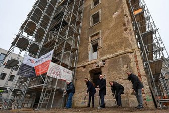Kaßberg-Gedenkstätte soll 2022 fertig sein - Erster Spatenstich vor jenem Zellentrakt, in dem einst die zur Ausreise in die Bundesrepublik vorgesehenen Häftlinge untergebracht waren. Von links: Zeitzeuge Michael Schlosser, Markus Franke vom Staatsministerium für Kunst, Wissenschaft und Kultur, OB Sven Schulze, Vereinschef Jürgen Renz und Jens Kroll vom Investor Cegewo.