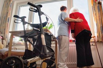Kasse zahlt für Auszeit von der Pflege - Geben pflegende Angehörige die Betreuung für ein paar Tage ab, weil sie selbst eine Pause brauchen, werden sie von der Pflegekasse finanziell unterstützt. 