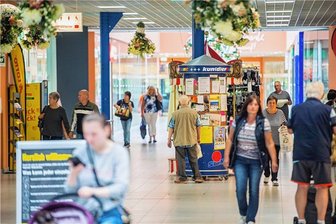 Kassen klingeln kaum - Händler im Erzgebirge in Sorge - Wegen der Teuerung achten derzeit viele Erzgebirger deutlich stärker auf die Preise - und überlegen, was sie wirklich benötigen. Vielen Einzelhändlern macht die Kaufzurückhaltung zu schaffen.
