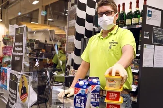 Kassierer am Limit - Robert Löbners Arbeit im Edeka-Markt in Hohenstein-Ernstthal ist nicht mehr, wie sie früher war: Er schützt sich und andere mit Atemmaske und Handschuhen vor dem Coronavirus. Die Mitarbeiter leisten Überstunden und müssen außerhalb der Öffnungszeiten die leeren Regale befüllen. Tagsüber kommen sie damit derzeit nämlich kaum hinterher.