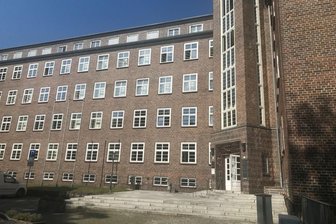 Vor dem Landgericht Chemnitz muss sich ein Erzgebirger wegen schweren Raubes verantworten.