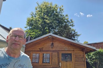 Kastanienbaum bringt Paar aus dem Vogtland zur Verzweiflung: „Wir haben überlegt, unser Haus zu verkaufen“ - Für Stephan Kaufmann ist der strenge Geruch im Juni/Juli allgegenwärtig. Der geht von der großen Esskastanie in Nachbars Garten aus.