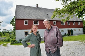 Kastanienhoftheater Reichenau: Leuchtkäfer erhellen in neuer Spielzeit die Bühne - Silke Führich und Reinhardt Schuchart vor ihrem Kastanienhof-Theater in Reichenau.
