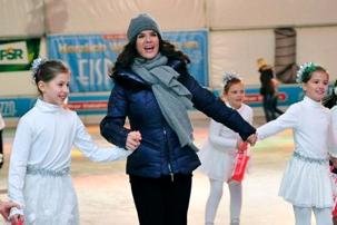 Katarina Witt dreht Runden auf Chemnitzer Eis - Katarina Witt hat sich am Sonntag in Chemnitz aufs Eis gewagt.