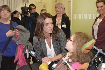 Katarina-Witt-Stiftung will Schule weiter unterstützen - Katarina Witt nahm sich Zeit und unterhielt sich mit Schülerinnen und Schülern.