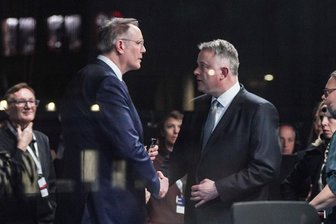 Katastrophe für die SPD - Der rheinland-pfälzische Ministerpräsident Alexander Schweitzer (l., SPD) gibt Gordon Schnieder (CDU) im ARD-Fernsehstudio die Hand. Dieser wird ihn nun im Amt beerben.