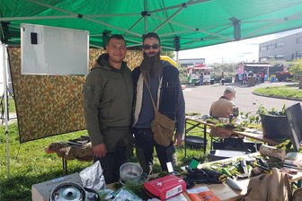 Katastrophen-Infotag in Stollberg: Licht, Wasser und ein Lager zum Übernachten - „Iskald ist Norwegisch und bedeutet eiskalt“, sagt Tom Christensen (l.), Gründer von Iskald Survival. In Stollberg war David Kastel mit von der Partie.