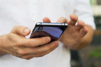 Katastrophenfall: Regierung will Bürger mit Push-Nachricht warnen - Einer Umfrage zufolge wünschen sich 83 Prozent der Deutschen, vor einer Katastrophe auf dem Handy gewarnt zu werden.