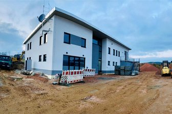 Katastrophenhelfer im Erzgebirge sitzen auf gepackten Koffern: Umzug in neues, Millionen teures Domizil steht kurz bevor - Das neue Dienstgebäude des THW-Ortsverbands Aue-Schwarzenberg ist nach neuesten Standards gebaut. Kostenpunkt: 4,5 Millionen Euro. Der Umzug steht nach langem Warten nun endlich kurz bevor.
