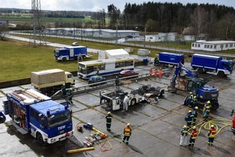 Katastrophenschützer zerlegen Bus - Bei der Übung in Pfaffenhain waren die Ortsverbände aus Annaberg, Borna und Plauen involviert.