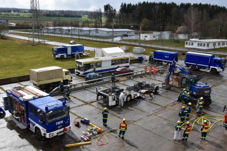 Katastrophenschützer zerlegen Bus - Bei der Übung in Pfaffenhain waren die Ortsverbände aus Annaberg, Borna und Plauen involviert.