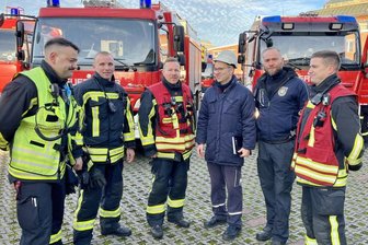 In Aue hat heute eine Fachdienstübung des Katastrophenschutzes des Erzgebirgskreises stattgefunden (v.l.): Michael Weigel, Einsatzleiter der Freiwilligen Feuerwehr, Michael Mußmacher, Maschinist der Feuerwehr Aue, Kai Georgi, Gruppenführer Feuerwehr Aue, Dr. Nils Günther von der Nickelhütte Aue, Markus Hänel, vom Katastrophenschutz des Landratsamt Erzgebirgskreis und Tobias Dorst, Gruppenführer der Freiwilligen Feuerwehr Aue.
