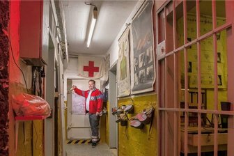 Katastrophenschutz in Marienberg: In diesem Bunker geht es um Leben und Tod - Silvio Finger, ehrenamtlich beim DRK-Kreisverband Mittleres Erzgebirge aktiv, steht an einer der schweren Stahltüren, durch die man Zutritt zum Bunker hat.