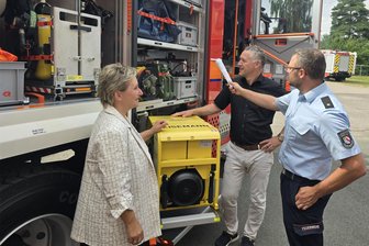 Katastrophenschutz: Neues Fahrzeug hat seinen Platz in Neukirchen - Kreisbrandmeister Alexander Löchel (r.) erklärt Bürgermeisterin Ines Liebald und Landrat Carsten Michaelis die Ausstattung.