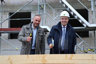 Katastrophenschutz: Richtfest für Millionenprojekt im Erzgebirge - Landrat Rico Anton (r.) und Sachgebietsleiter Markus Hänel schlugen gemeinsam symbolisch den letzten Nagel ein.