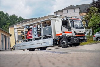 Katastrophenschutz: Warum 300 Einsatzkräfte am Freitagabend gemeinsam trainieren werden - Zur Fahrzeugflotte vom 1. Einsatzzug des Katastrophenschutzes Erzgebirge gehört dieser sogenannte Gerätewagen Versorgung. Das Spezialfahrzeug, mit Rollwagen ausgestattet, macht es für die Johanniter im Ernstfall einfacher, ihre Aufgaben zu erfüllen. Foto: ERZ-Foto/Georg Ulrich Dostmann