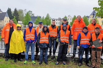 Katastrophenschutz: Wie sich Flöha für den Ernstfall wappnet - Wetterfest: Die Flöhaer Wasserwehr bei einer Ausbildung Anfang Mai nahe der Zschopau-Brücke in Plaue. 15 freiwillige Helfer sollen im Ernstfall Feuerwehren und Bauhofmitarbeiter unterstützen.