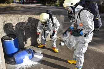 Katastrophenschutzübung in Flöha: Spezialkräfte rücken zu weißem Pulver aus - Katastrophenschutzübung in Flöha: Jasmin Posner und Lars Ladusch (r.) nehmen Proben von der unbekannten Substanz.