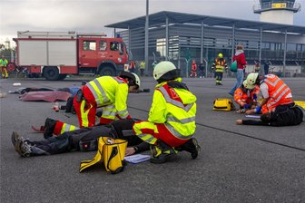 Katastrophenübung in Jahnsdorf: Damit werden Retter nach einem Flugzeugabsturz bei einer Flugshow konfrontiert - Auf dem Gelände des Jahnsdorfer Flugplatzes mussten bei der Übung zahlreiche Verletzte von den Rettern versorgt werden.