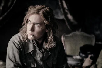 Kate Winslet: „Wir verschwenden so viel Zeit“ - Kate Winslet als Lee Miller in einer Szene des Films „Die Fotografin“. Der Film kommt am Donnerstag in die deutschen Kinos.