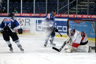 Katerstimmung im Wolfsbau im Erzgebirge: Auf dem Eis im Küchwald platzen Schönheider Titelträume - Bitter: Fünfmal musste sich Schönheides Goalie Nico Stark gegen Chemnitz in der zweiten Halbfinalpartie geschlagen geben. An seinem Gegenüber indes bissen sich die Wölfe die Zähne aus.