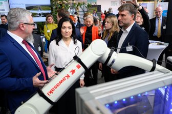 Katherina Reiche in Chemnitz: Was Unternehmer aus der Stadt der Bundeswirtschaftsministerin zu sagen hatten - Bundeswirtschaftsministerin Katherina Reiche im Gespräch mit Andreas Schneider (links) und Lars Georgi vom Innovationscluster „Robotics Saxony“.