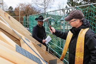 Katholische Kirche in Schwarzenberg: Richtfest am umgebauten Gemeindehaus - Pfarrer Winfried Kuhnigk (r.) und Zimmerermeister Robert Zeeh erfüllten beim Richtfest am Gemeindehaus wichtige zeremonielle Aufgaben. Auf eine Richtkrone über dem Dachgebälk wurde verzichtet.
