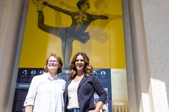 Kati Witt tanzt ab sofort an der Wand des Chemnitzer Sportforums - Die ehemaligen Weltklasse-Eiskunstläuferinnen Anett Pötzsch (links) und Katarina Witt vor ihrer Tafel an der Legendenwand.