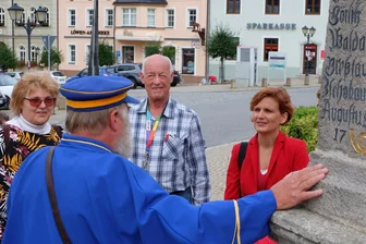 Katja Kipping besucht Zwönitz und stellt Buch vor - Katja Kipping beim Stadtrundgang in Zwönitz. Kurz darauf hat die Co-Vorsitzende der Partei Die Linke bekanntgegeben, dass sie beim nächsten Bundesparteitag nicht wieder als Parteivorsitzende kandidieren wird.