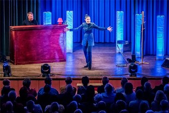 Katrin Weber ist in Seiffen nicht zu fassen - Vor ausverkauftem Haus präsentierte Katrin Weber, begleitet von Rainer Vothel, in Seiffen ihr Programm.