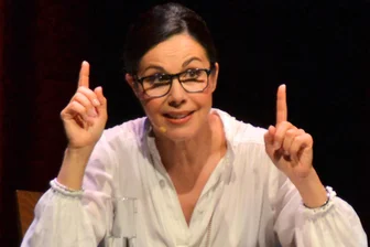 Katrin Weber und Bernd Lutz Lange sind im Februar 2025 in der „Neuen Welt“ in Zwickau - Katrin Weber sorgt mit ihrer Art des Humors immer wieder für Lachtränen beim Publikum.