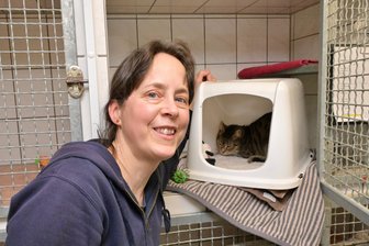 Katze nach acht Jahren plötzlich aufgetaucht? Wie sich der Zwickauer Tierschutzverein mit überforderten Haltern herumärgert - Vorsitzende Claudia Ruf mit Katze Molly, die dem Zwickauer Tierschutzverein von einem „Finder“ übergeben wurde. Wie so oft steckt dahinter offenbar eine Lügengeschichte.