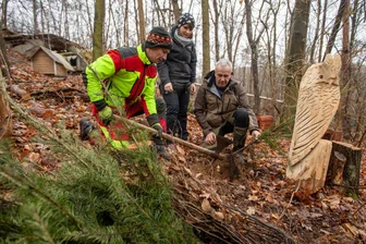 Katzen sollen schattige Plätze bekommen: Aufforstung am Plauener Tierheim - Boris Rahn und Andreas Wagner von der Plauener Berufsfeuerwehr und Andrea Raczek vom Tierheim bei der Baumpflanzaktion.