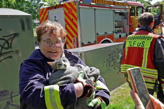 Katzenjammer in Glauchau: Stubentiger löst Feuerwehreinsatz aus - Bettina Schwarzenberg von der Ortsfeuerwehr Gesau beruhigt die Katze.