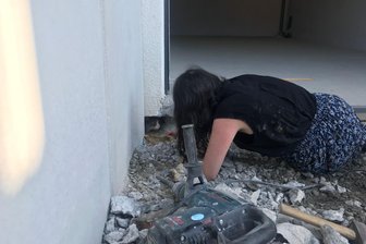 Katzenjammer: Kater beim Betonieren unter Garage übersehen - Maine-Coon-Kater Jimmy in der Klemme.