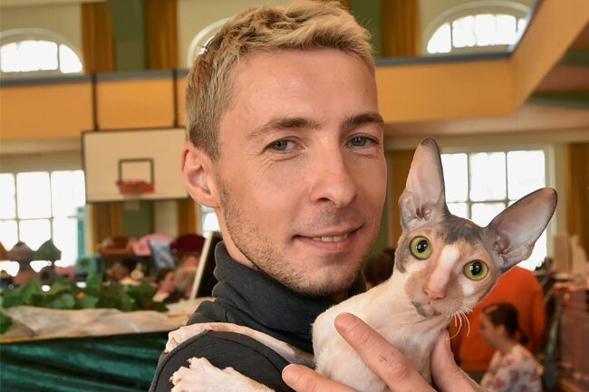Katzenliebhaber zeigen ihre schnurrenden Samtpfötchen in der Oelsnitzer Vogtlandsporthalle - Mariusz Nawrocki aus Chemnitz mit seiner Katze der Rasse Cornish Rex.