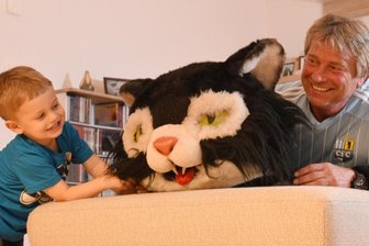 Katzenmann legt Kostüm zur Seite - Michael Kompalla geht als Maskottchen Chem-Cat in den Ruhestand. Enkelsohn Moritz freut sich darüber: In Zukunft kann sich der immer gute Laune verbreitende Opa deutlich mehr Zeit für ihn nehmen.
